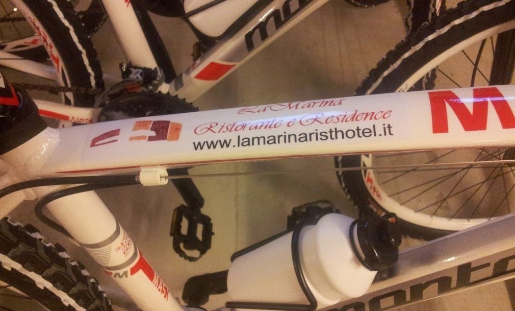 Ein Fahrrad mit einer Wasserflasche und einem Markenriemen.
