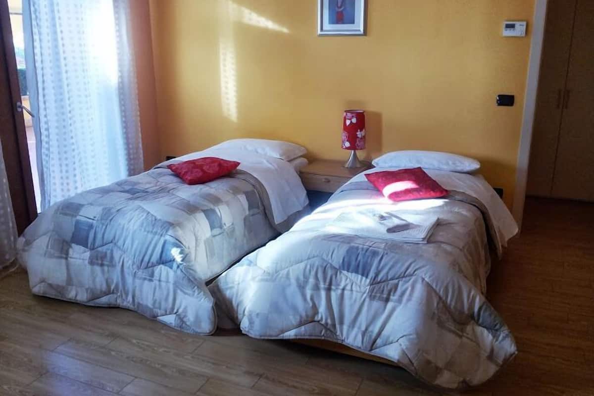 Dubbelrum för 1 person | 1 sovrum, individuell inredning, unika möbler och mörklÀggningsgardiner