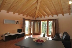 Suite Deluxe, balcon, vue ville | Coin séjour