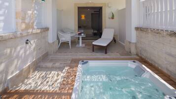 Habitación doble superior, bañera de hidromasaje, planta baja | Terraza o patio