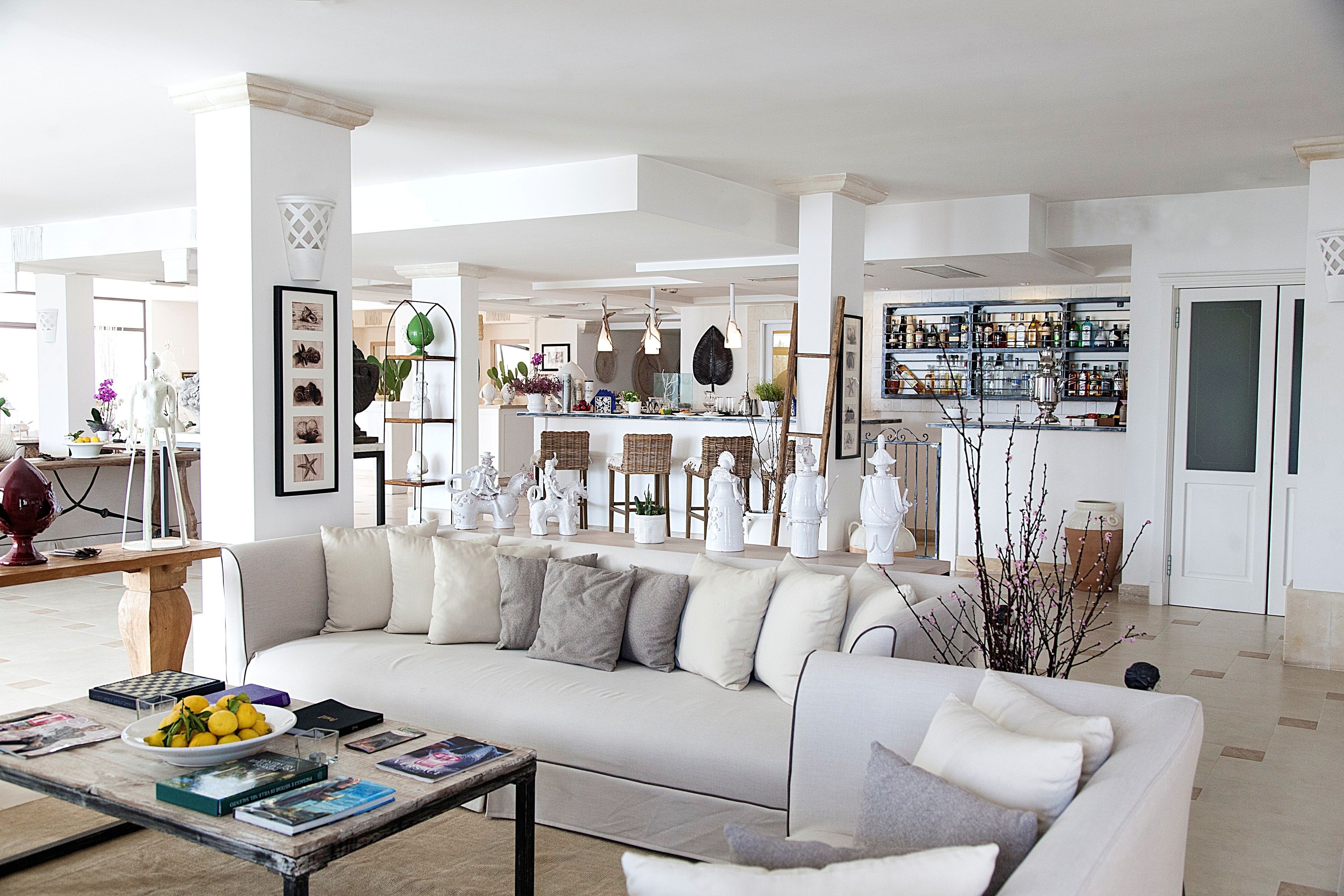 2 bars/lounges, lobby lounge