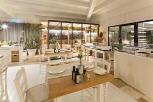 2 restaurantes; se sirve desayuno, almuerzo y cena