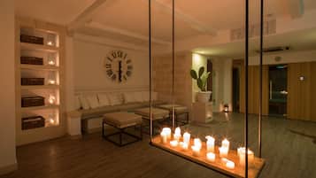 Couples treatment room(s), sauna, hot tub, steam room