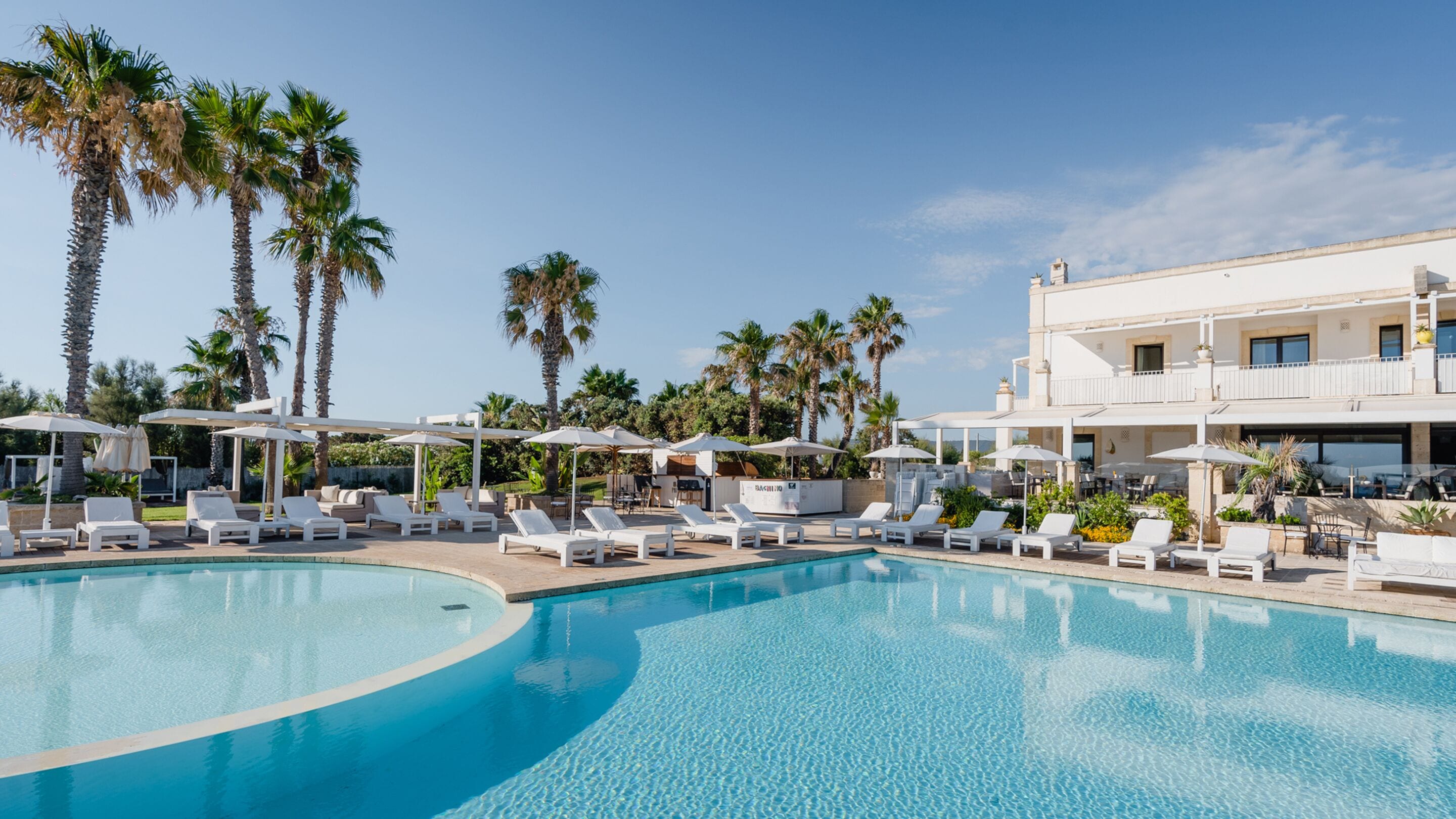 室外游泳池，開放時間為 09:00 至 21:00，提供免費遮陽小屋和泳池遮陽傘