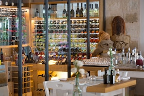 2 restaurants, breakfast, lunch, dinner served; Italian cuisine