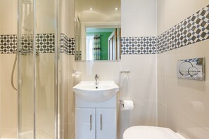 Dobbeltrom, 1 dobbeltseng, ikke-røyk | Bad | Dusj, toalettartikler (inkludert) og håndklær