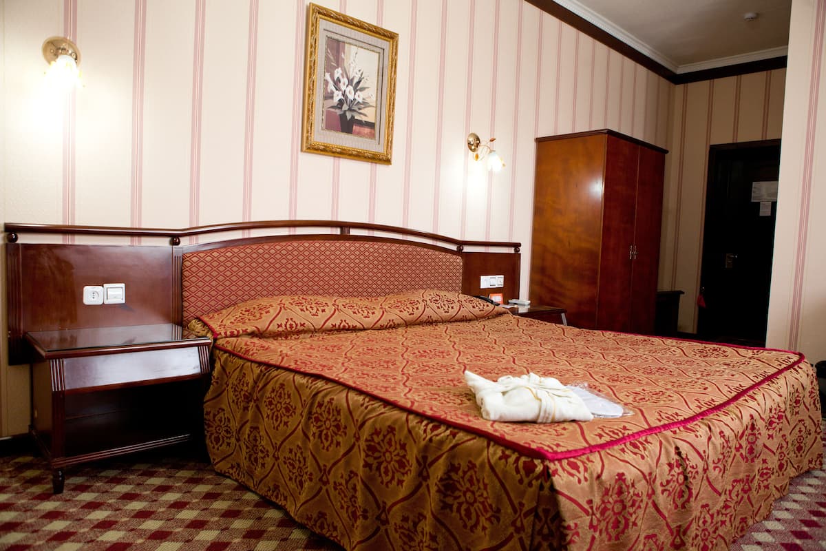 In-room safe, desk, WiFi (free)