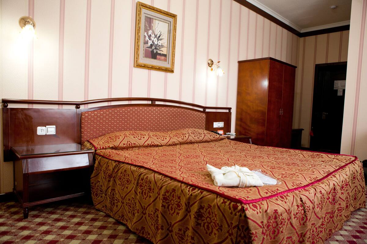 In-room safe, desk, free WiFi
