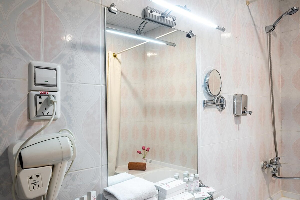 Badezimmer | Badewanne, kostenlose Toilettenartikel, Haartrockner, Bademäntel