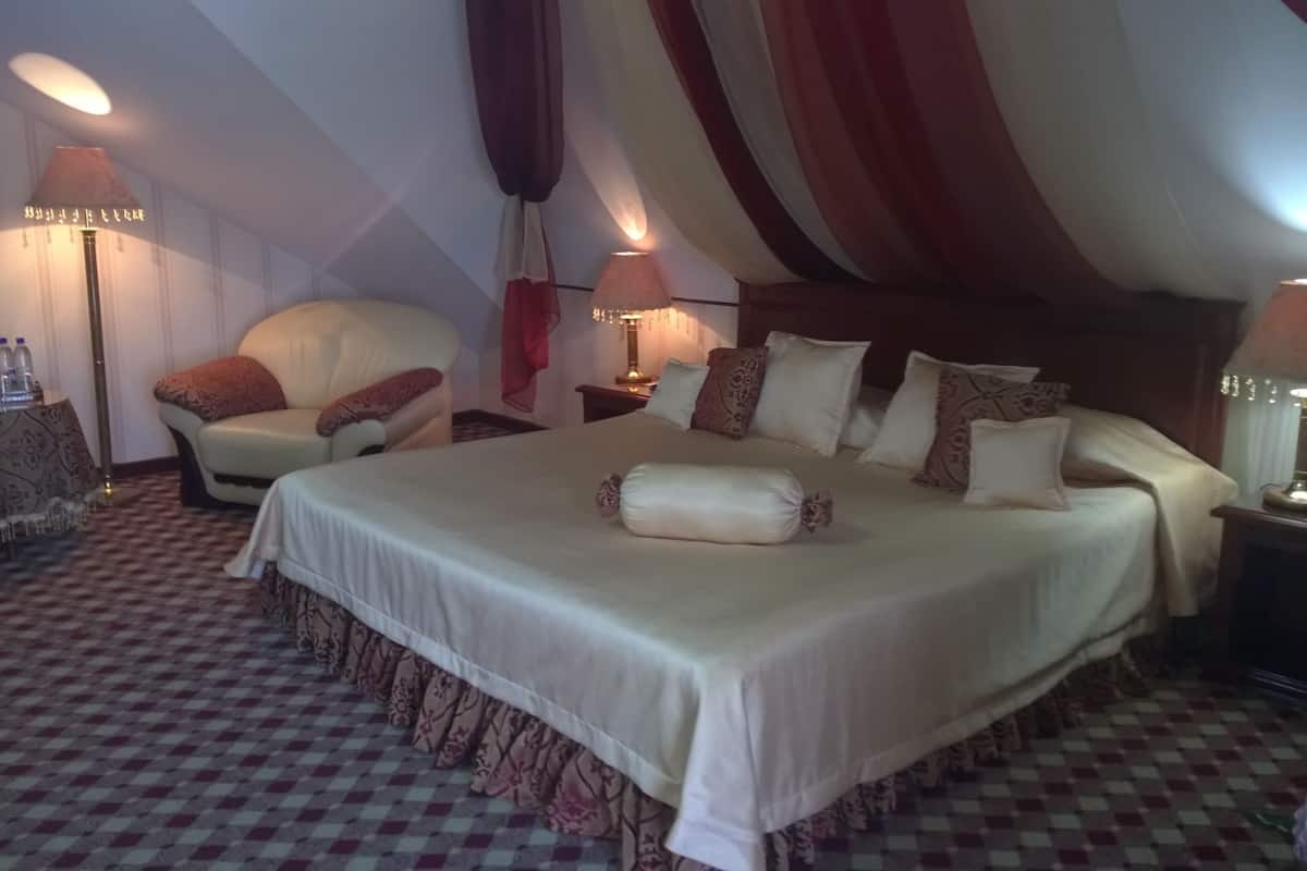 Suite | In-room safe, desk, WiFi (free)