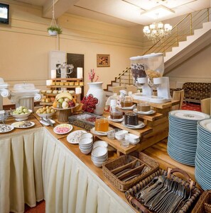 Déjeuner, dîner et souper servis sur place