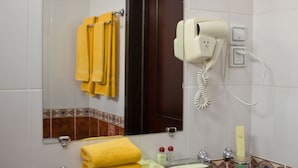 อ่างอาบน้ำ, ของใช้ในห้องน้ำฟรี, ไดร์เป่าผม, เสื้อคลุมอาบน้ำ