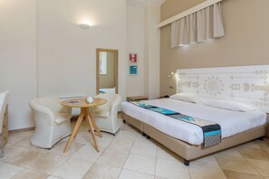 Junior Suite | Minibar, in-room safe, desk, laptop workspace - Hotel Domomea (Alghero)