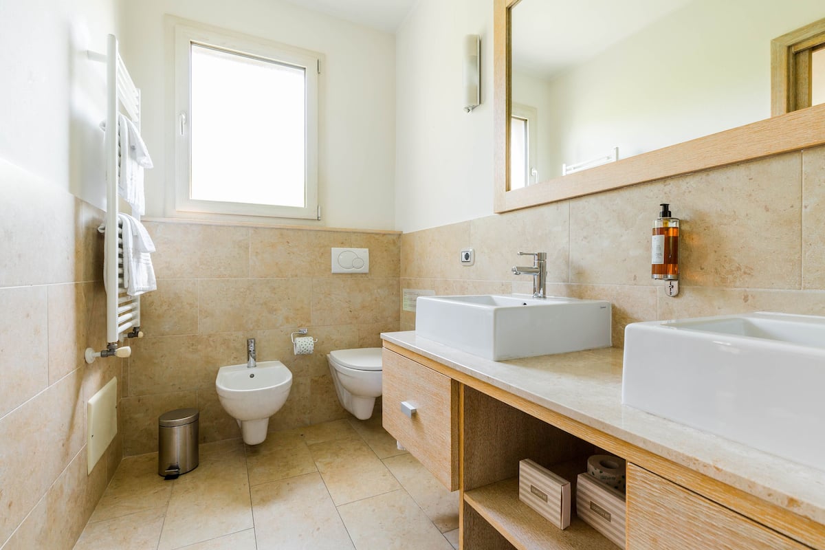 shower, rainfall showerhead, free toiletries, hair dryer