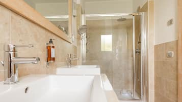 Doppia Superior | Bagno | Doccia, soffione a pioggia, set di cortesia gratuito, asciugacapelli