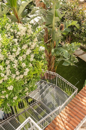 Habitación con 1 cama matrimonial o 2 individuales, con acceso para personas discapacitadas | Vista al jardín