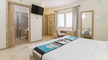 Camera con letto matrimoniale o 2 letti singoli | Minibar, una cassaforte in camera, una scrivania, postazione laptop