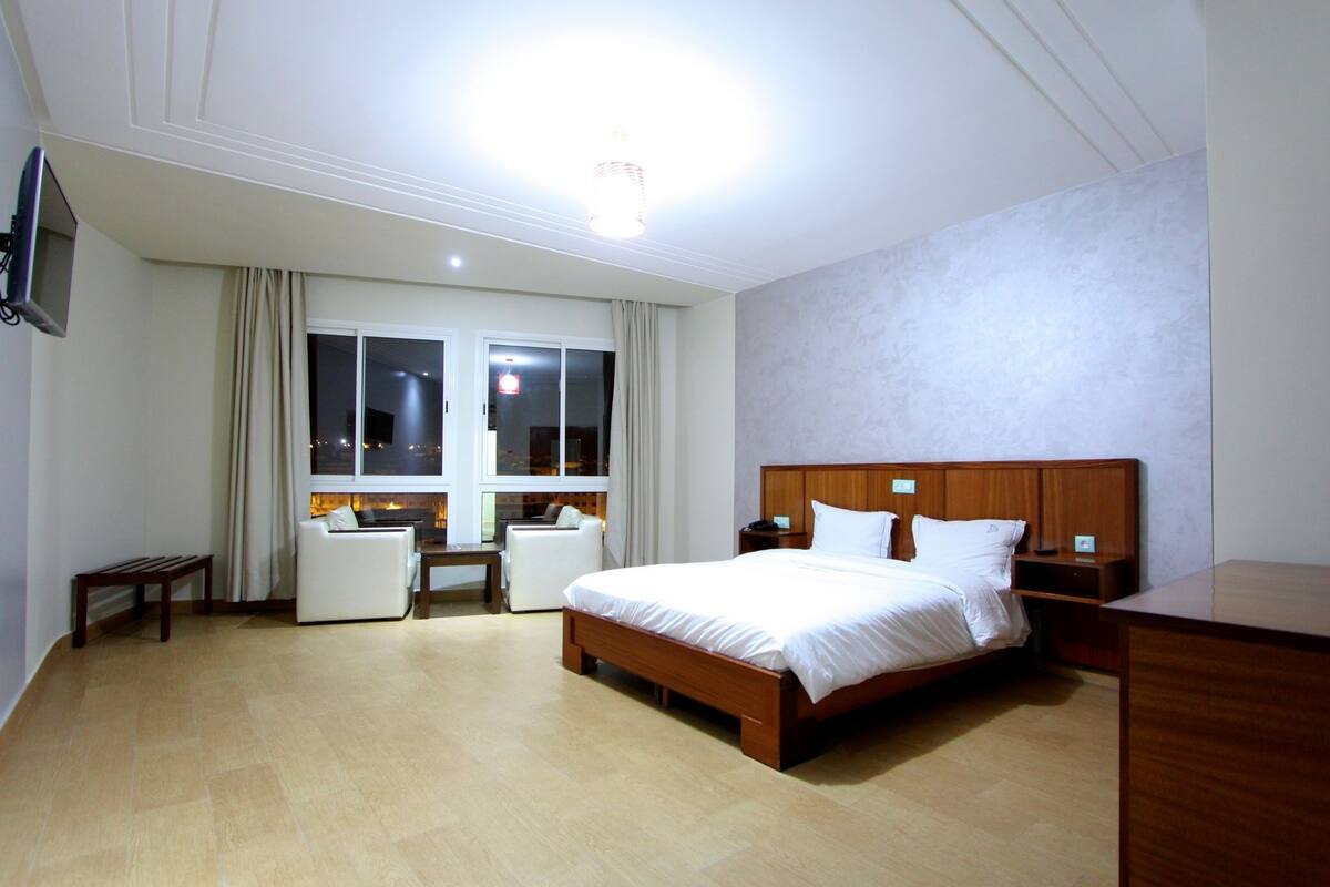 Premium bedding, in-room safe, desk, blackout curtains