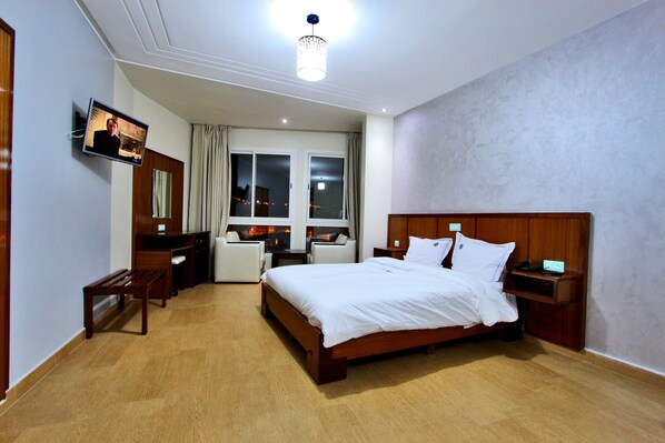 Ropa de cama de alta calidad y caja de seguridad en la habitación 