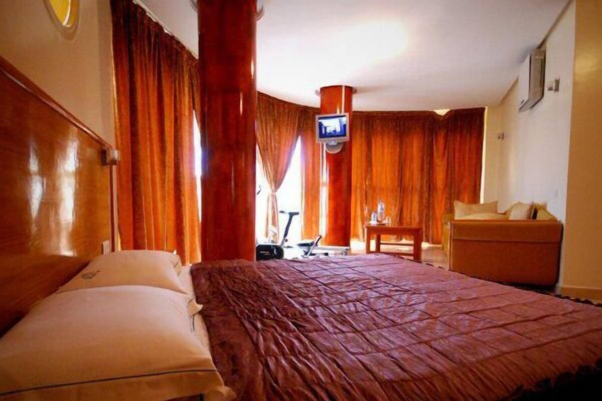 Junior Suite | Premium bedding, in-room safe, desk, blackout curtains