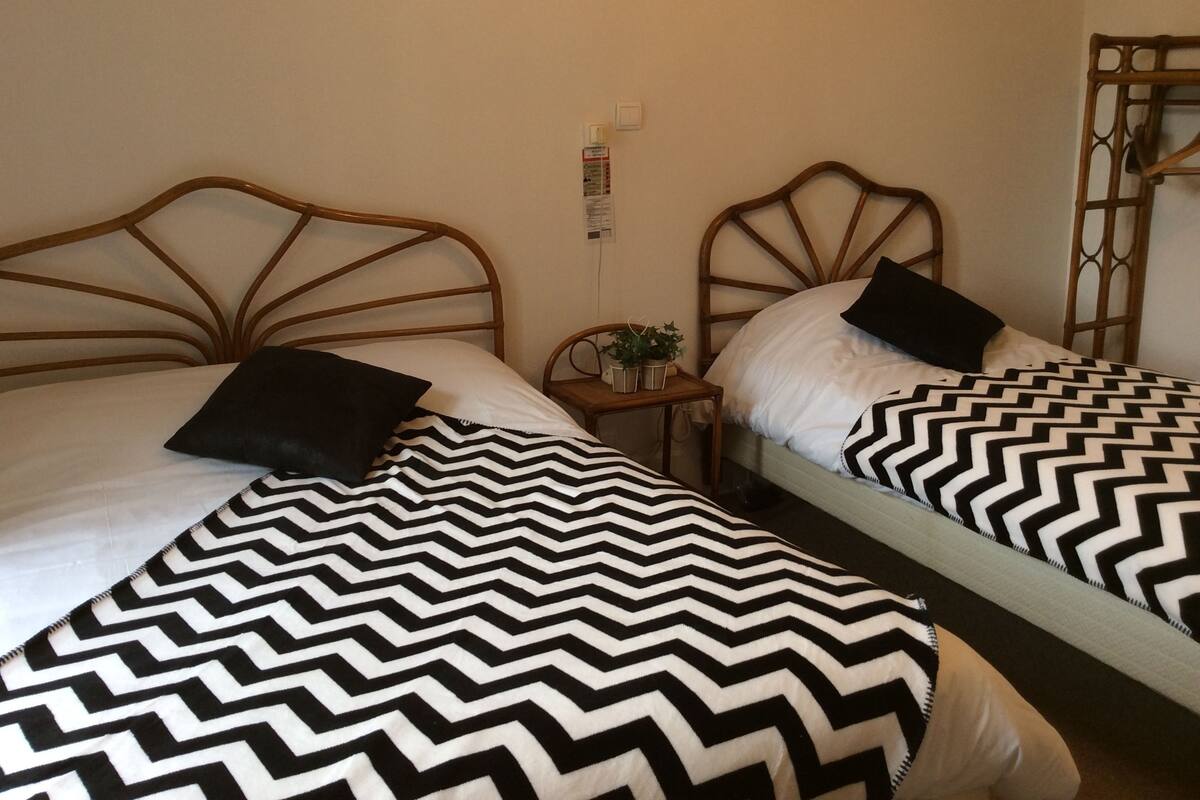 Triple Room | Desk, free WiFi