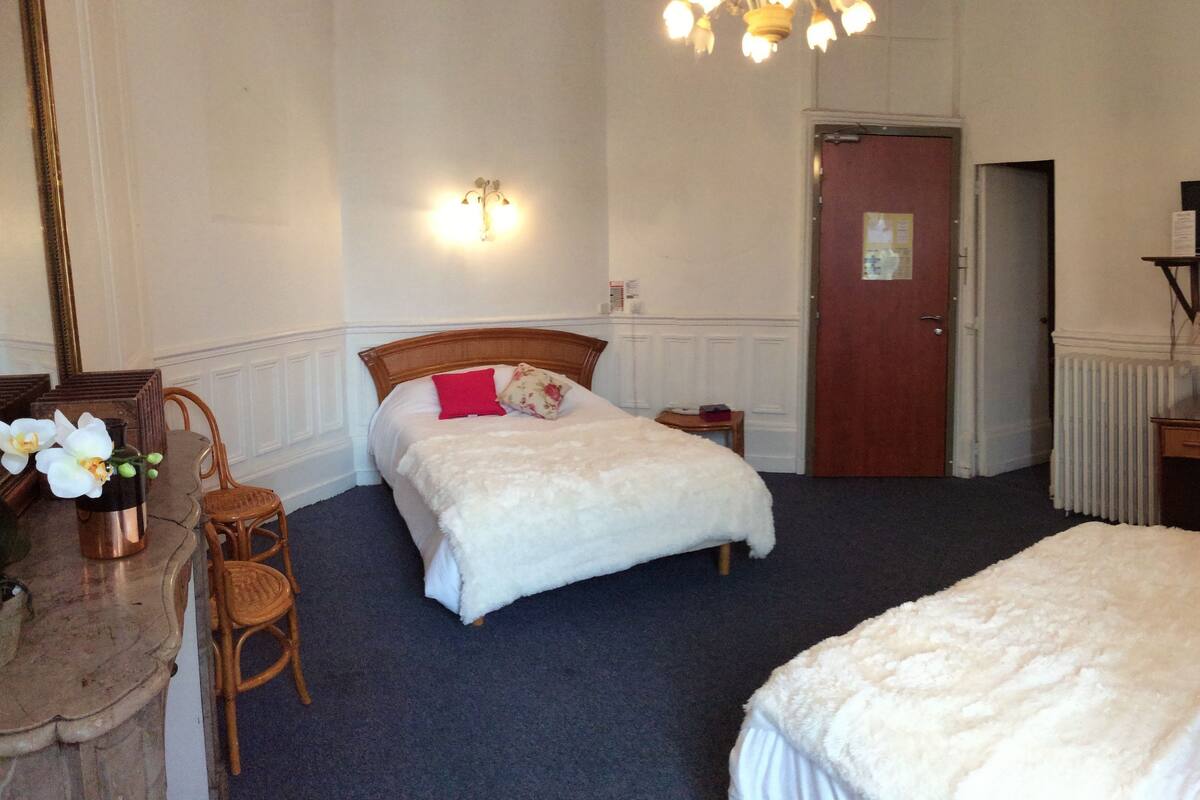 Family Room | Desk, free WiFi
