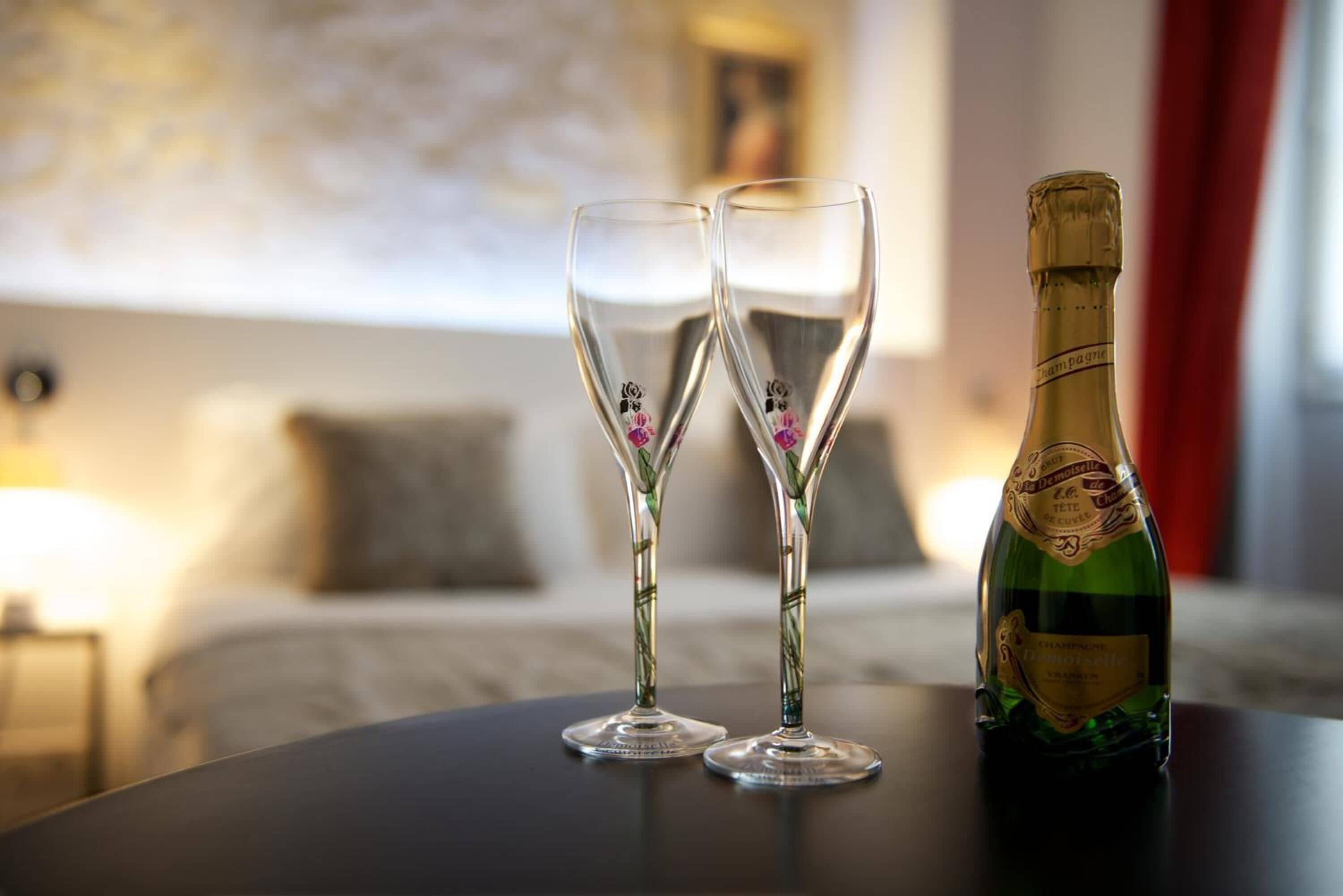 egyptian cotton sheets, premium bedding, pillow-top beds, in-room safe