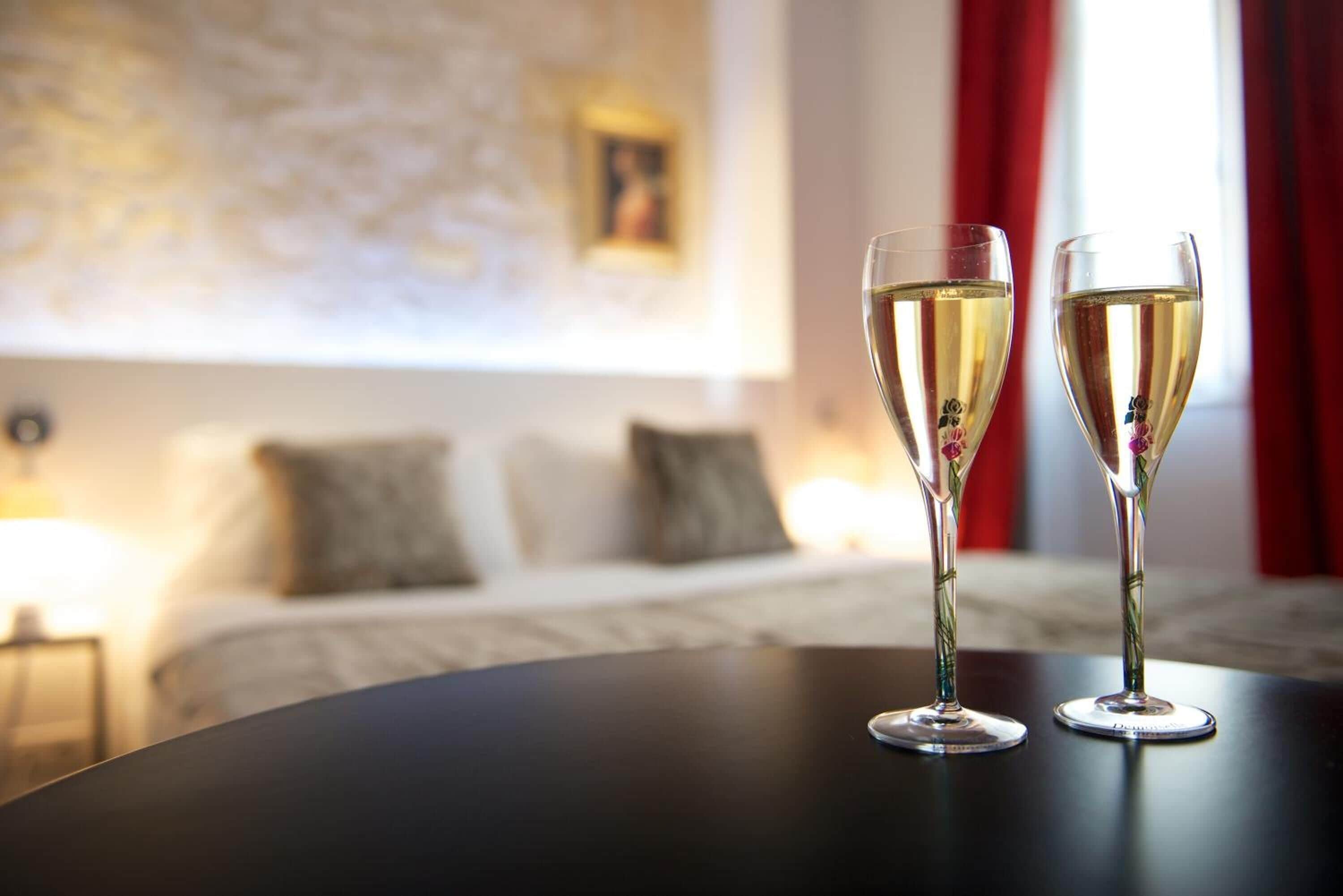 egyptian cotton sheets, premium bedding, pillow-top beds, in-room safe