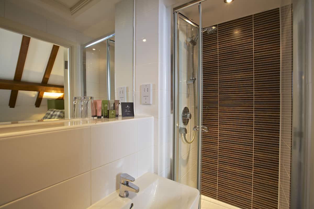 single room, ensuite | bathroom | combined shower/bathtub, free toiletries, hair dryer, towels
