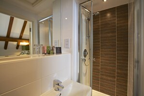 Enkeltværelse - eget badeværelse | Badeværelse | Kombination af bruser/badekar, gratis toiletartikler, hårtørrer