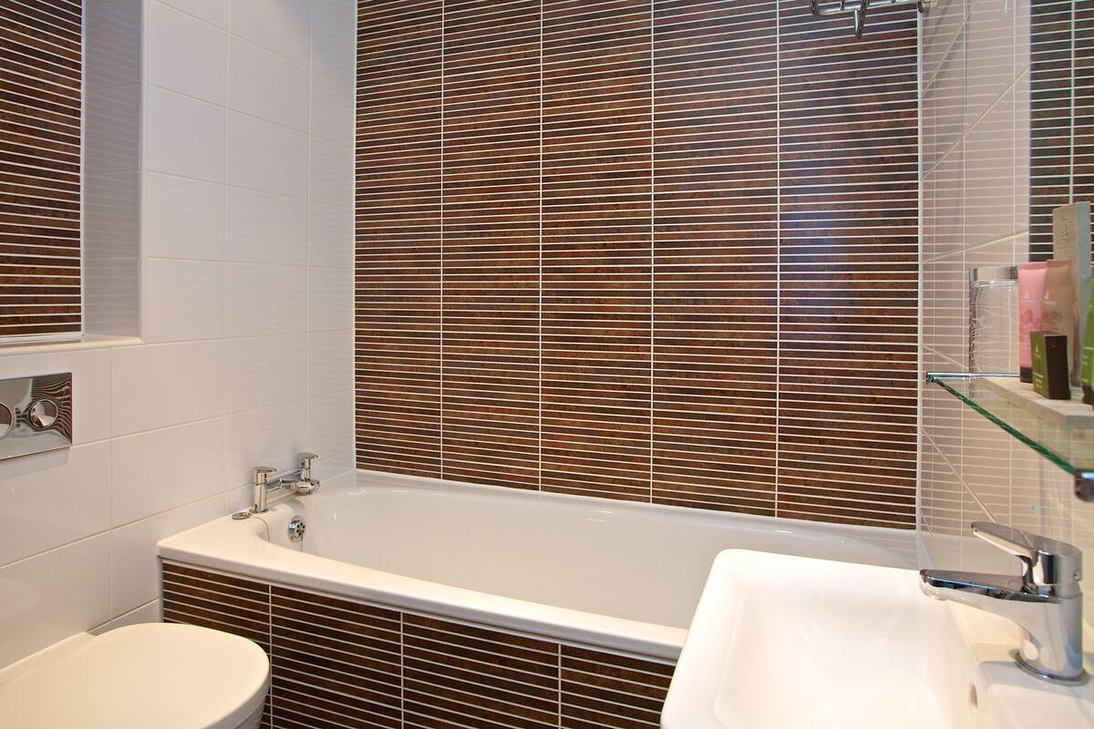 combined shower/bathtub, free toiletries, hair dryer, towels