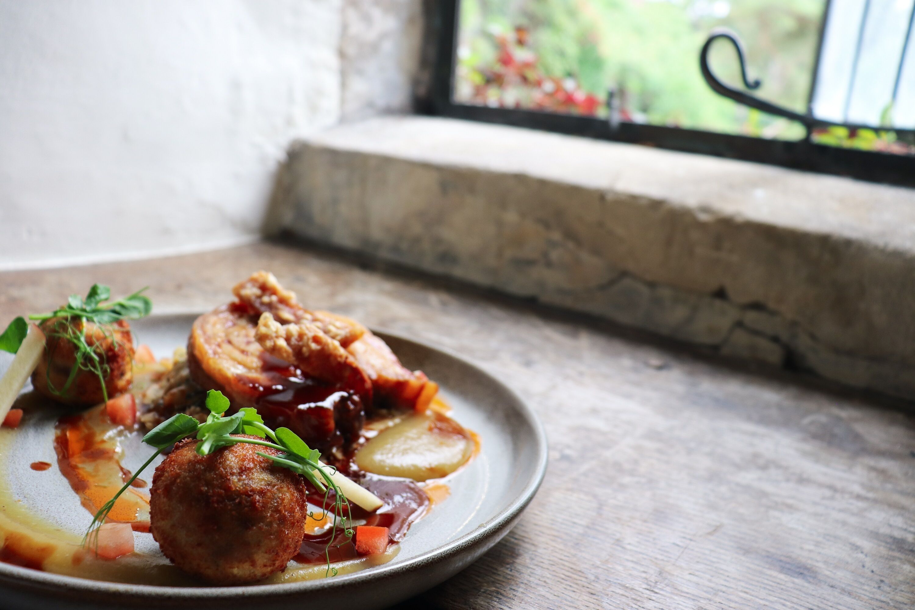 Melayani sarapan, makan siang, makan malam; dengan pemandangan taman