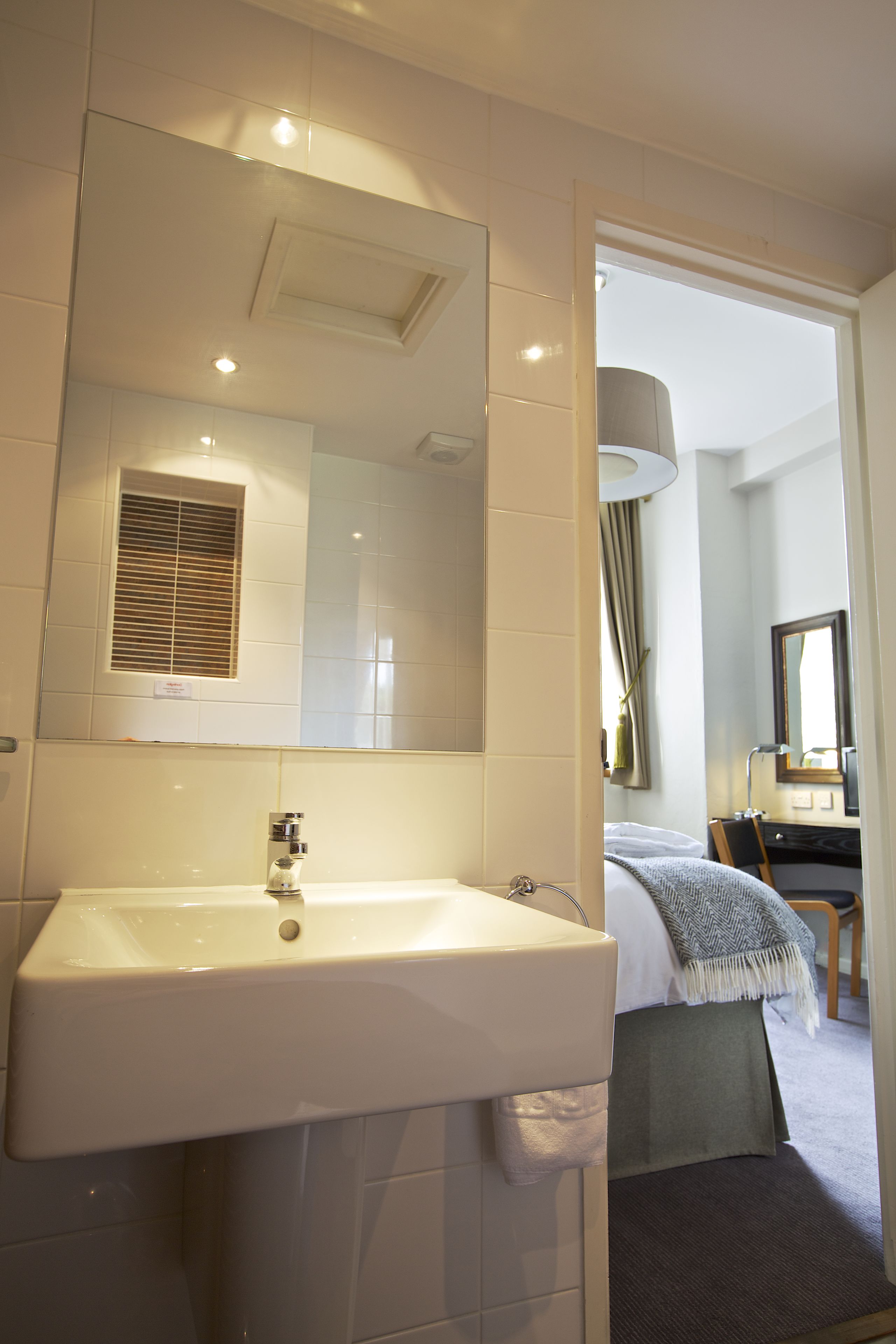 double room, ensuite | bathroom | combined shower/bathtub, free toiletries, hair dryer, towels