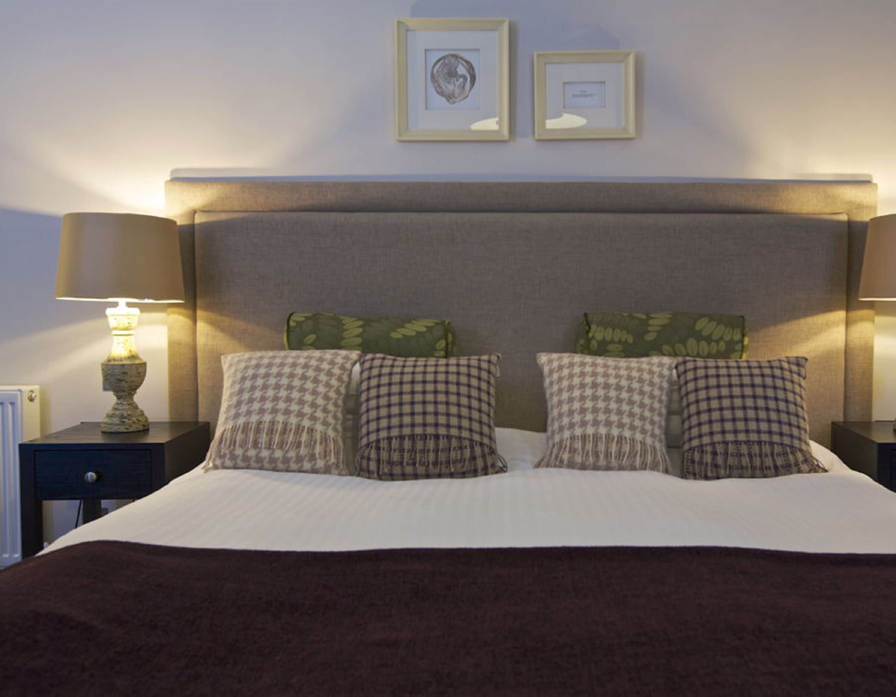 Kamar Double Superior | Didekorasi berbeda-beda, meja kerja, dan setrika/meja setrika