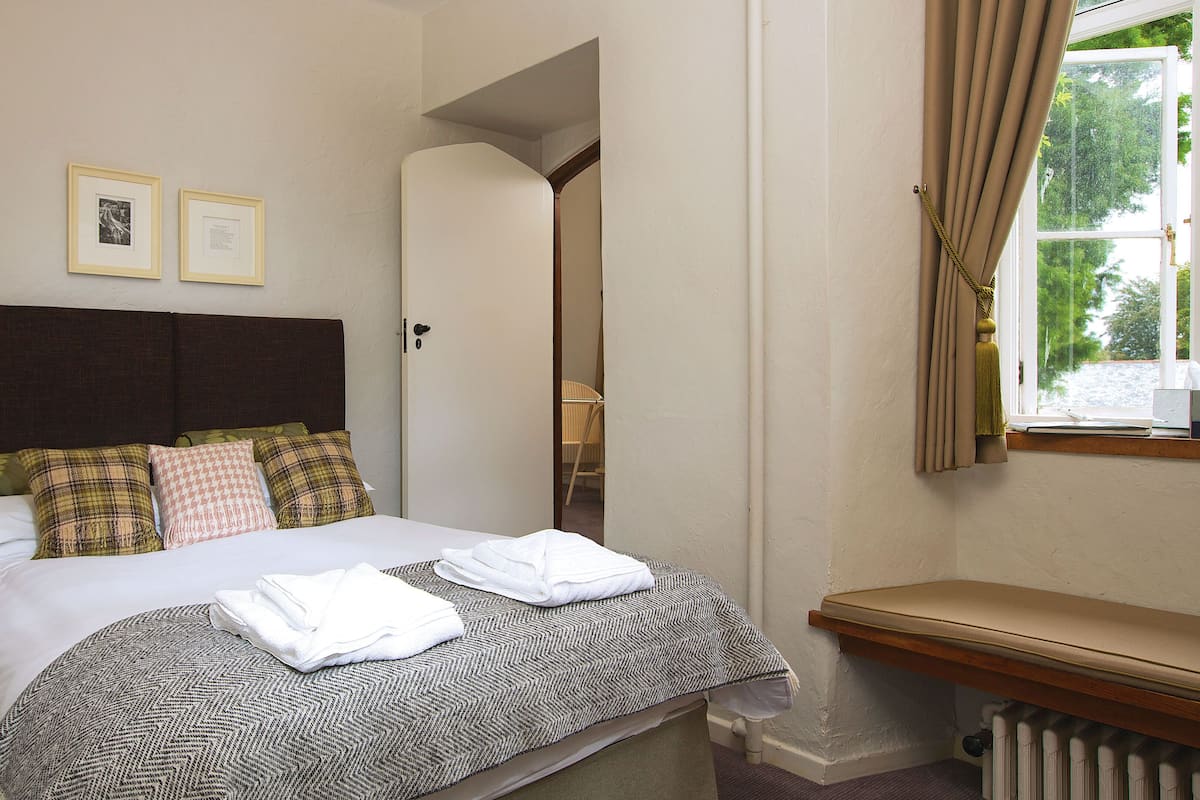 Double Room, Ensuite | Desk, iron/ironing board (on request), WiFi (free)