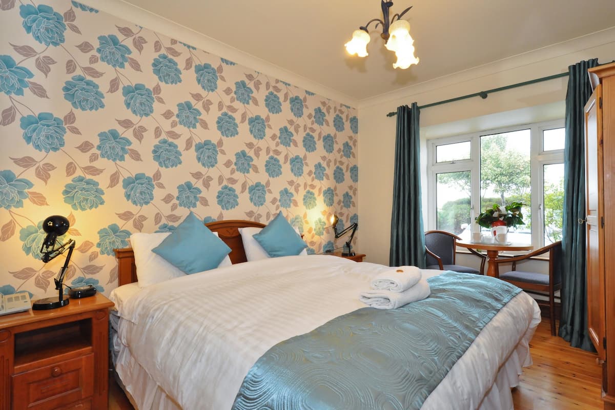 Premium bedding, in-room safe, individually decorated