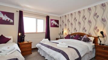 Habitación triple estándar, baño en la habitación | Ropa de cama de alta calidad y caja de seguridad en la habitación