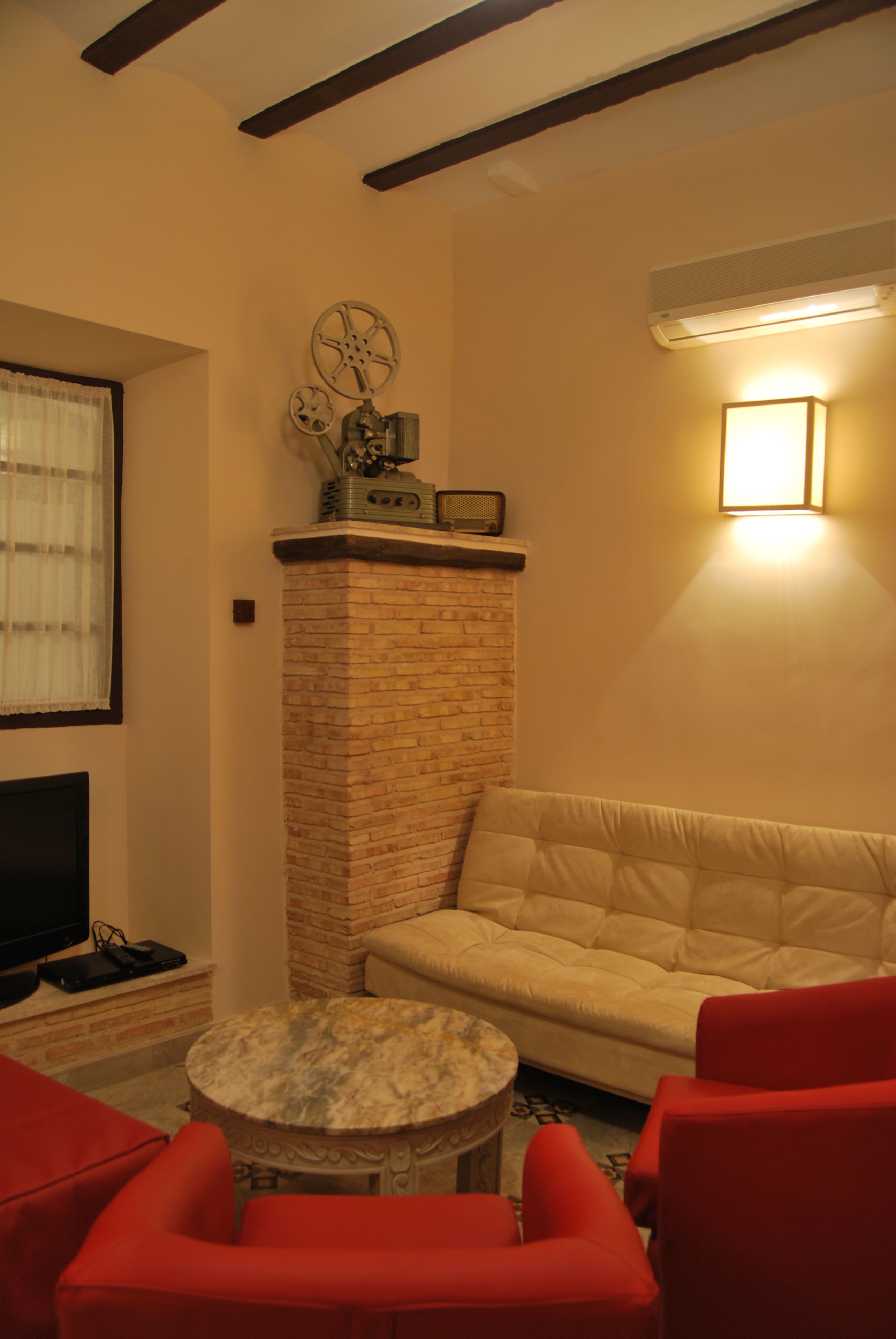 suite | free cots/infant beds, rollaway beds, free wifi, bed sheets