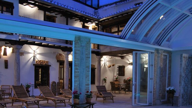 A pool area with lounge chairs and a decorative pool edge. - Hotel Rural Casa Grande Almagro (Almagro)
