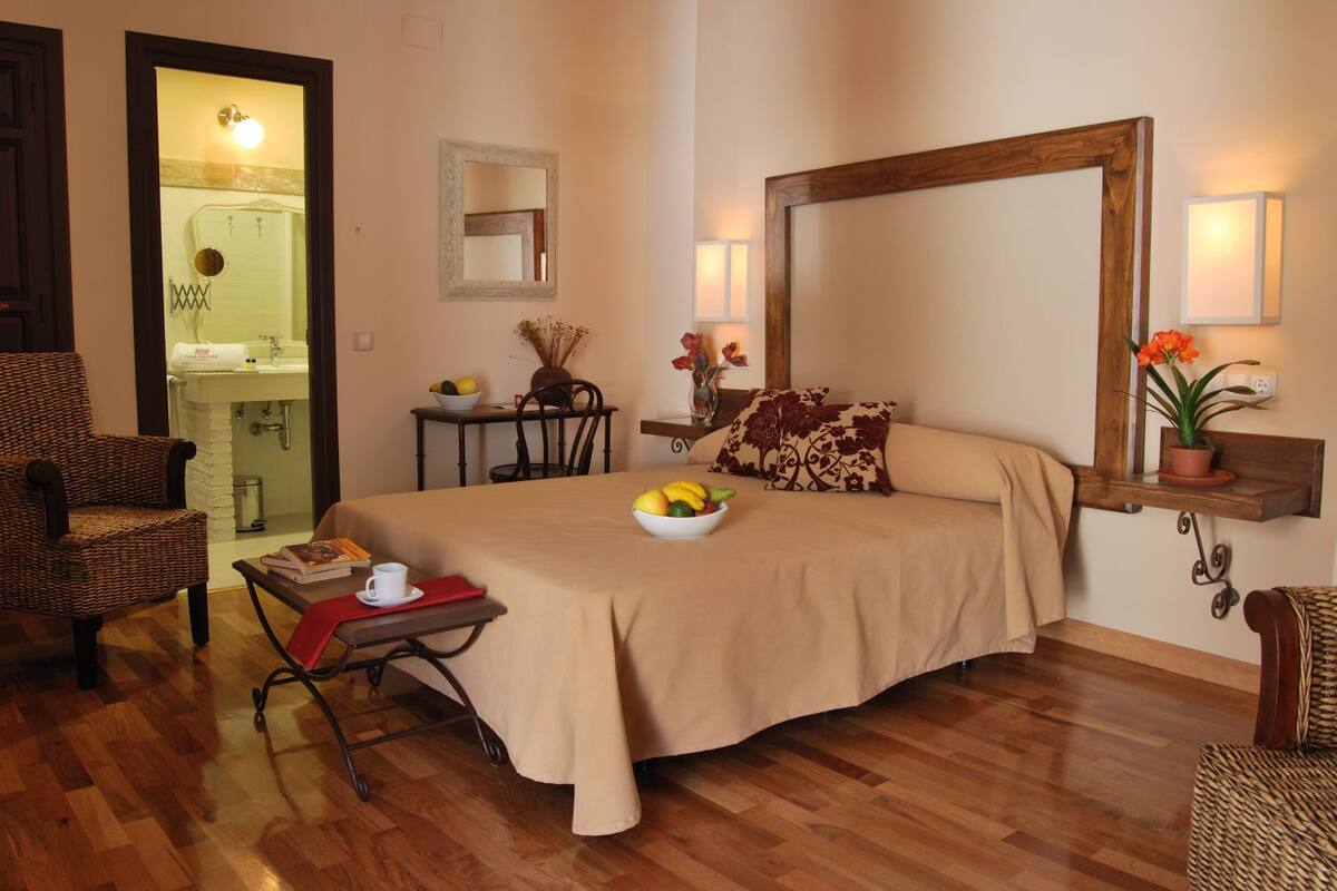 Cribs (free), rollaway beds (surcharge), WiFi (free), bed sheets
