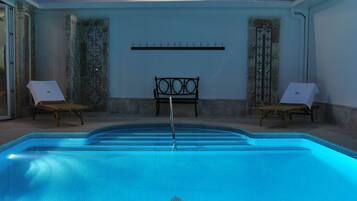 Een binnenzwembad, een buitenzwembad