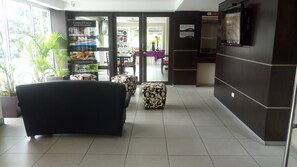 Interior entrance - HM International Hotel (Guayaquil)
