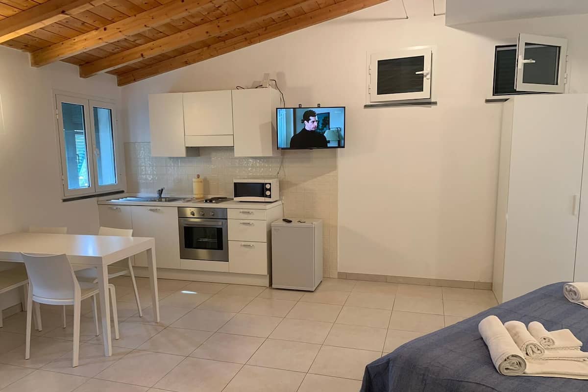 Monolocale Standard, 1 letto matrimoniale, Edificio separato | 1 bedroom, down duvets, desk, laptop workspace