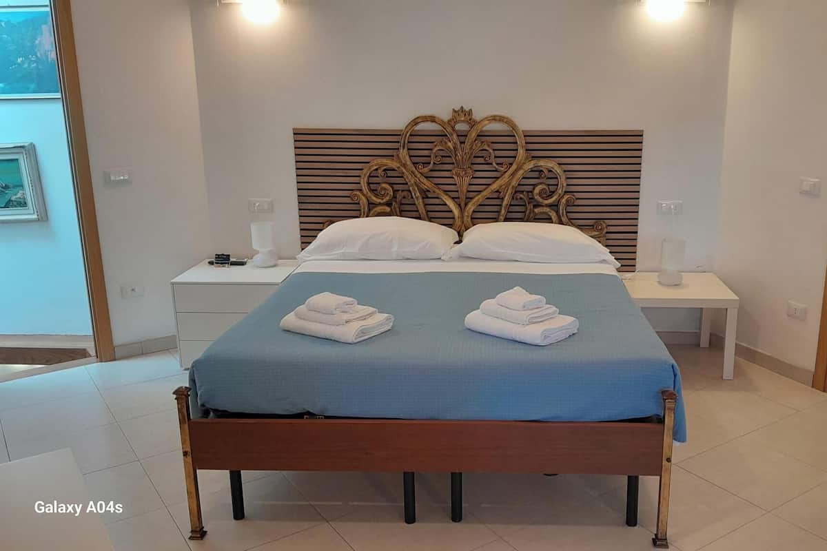 Monolocale Standard, 1 letto matrimoniale, Edificio separato | 羽毛の掛け布団、デスク、ノートパソコン用作業スペース、ベッドシーツ