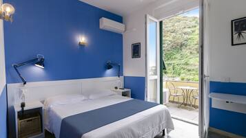 Doppelzimmer, Meerblick | Daunenbettdecken, Schreibtisch, laptopgeeigneter Arbeitsplatz