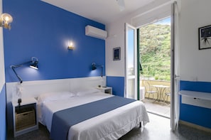 Double Room, Sea View | Down comforters, desk, laptop workspace, bed sheets - Hotel Villa Argentina (Riomaggiore)