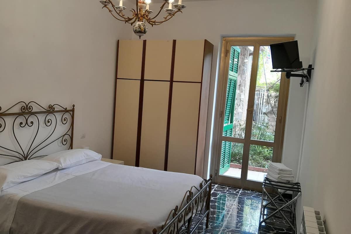 Appartamento, 2 camere da letto, Edificio separato | 1 bedroom, down duvets, desk, laptop workspace