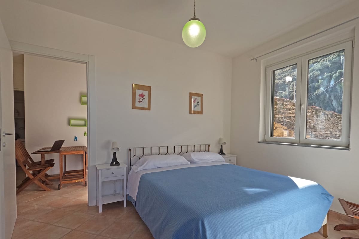 Standaard appartement | Donsdekens, een bureau, een laptopwerkplek, beddengoed
