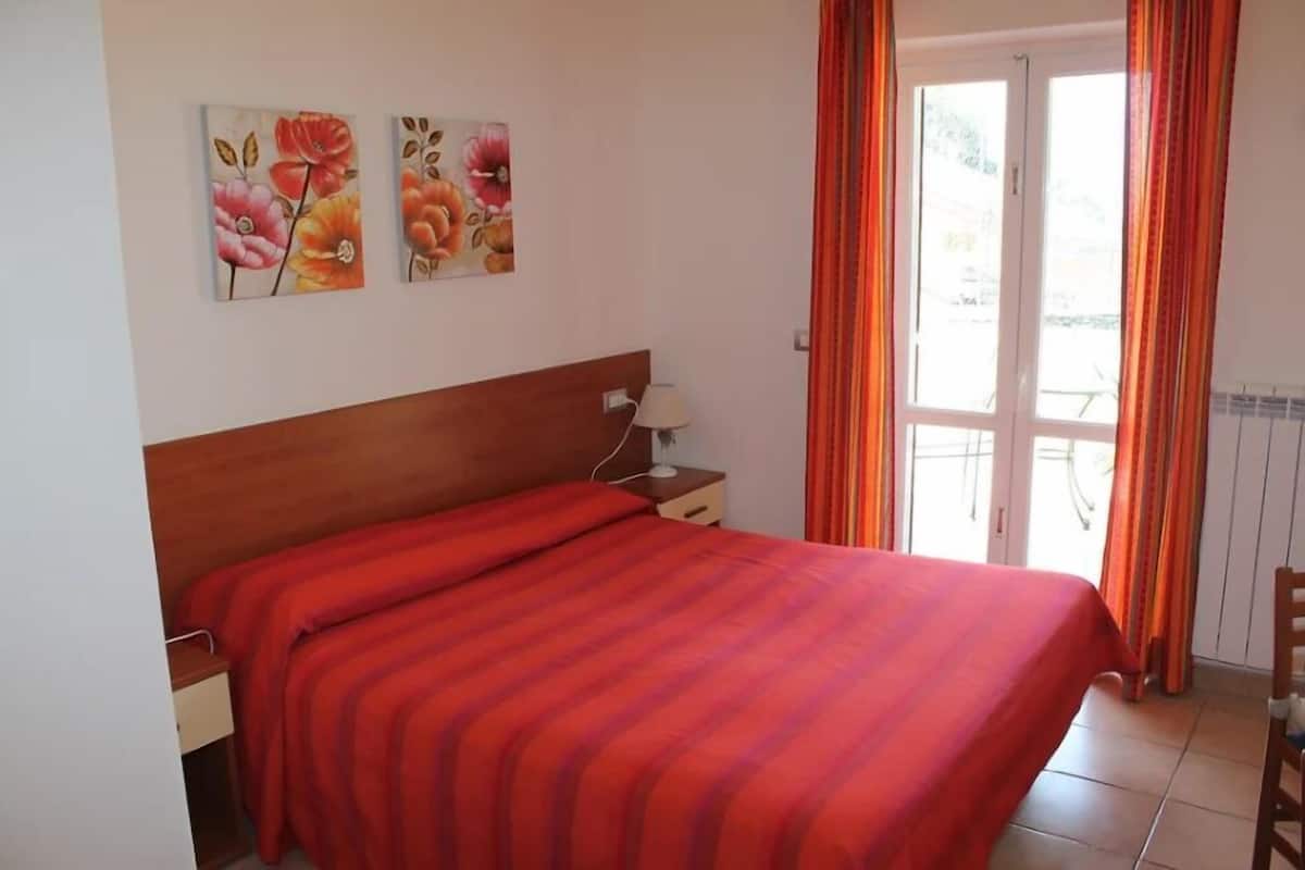 Standaard kamer, 1 tweepersoonsbed, niet-roken, bijgebouw | Donsdekens, een bureau, een laptopwerkplek, beddengoed