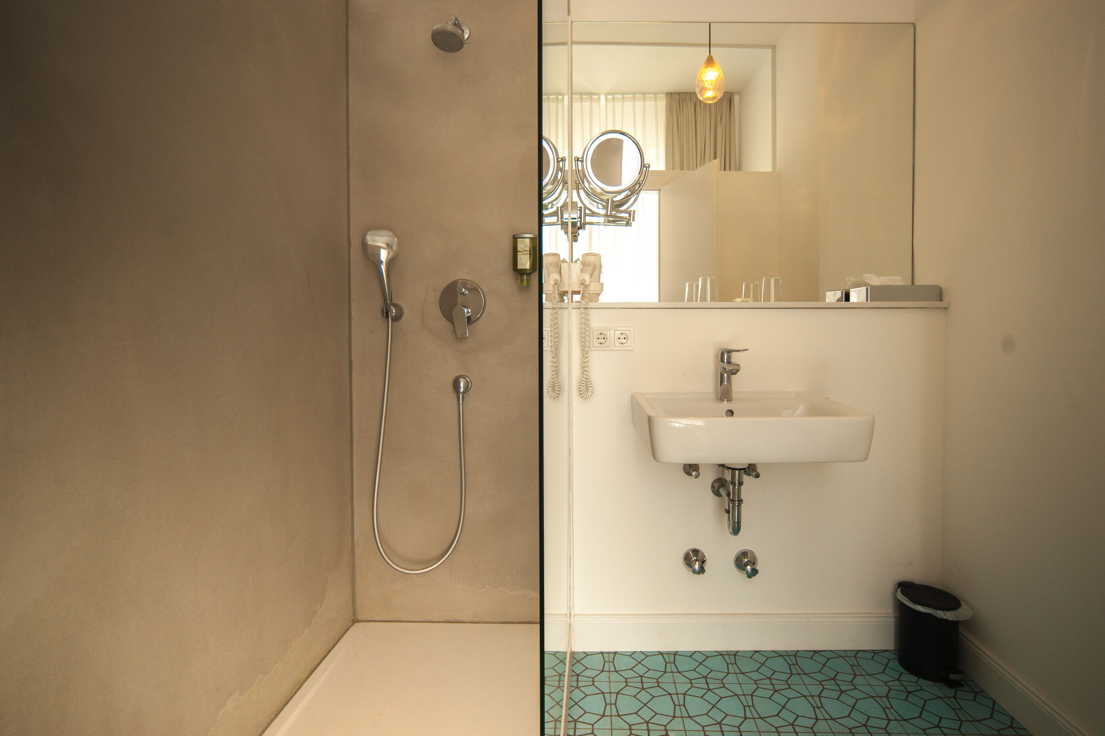 standard double room | bathroom shower